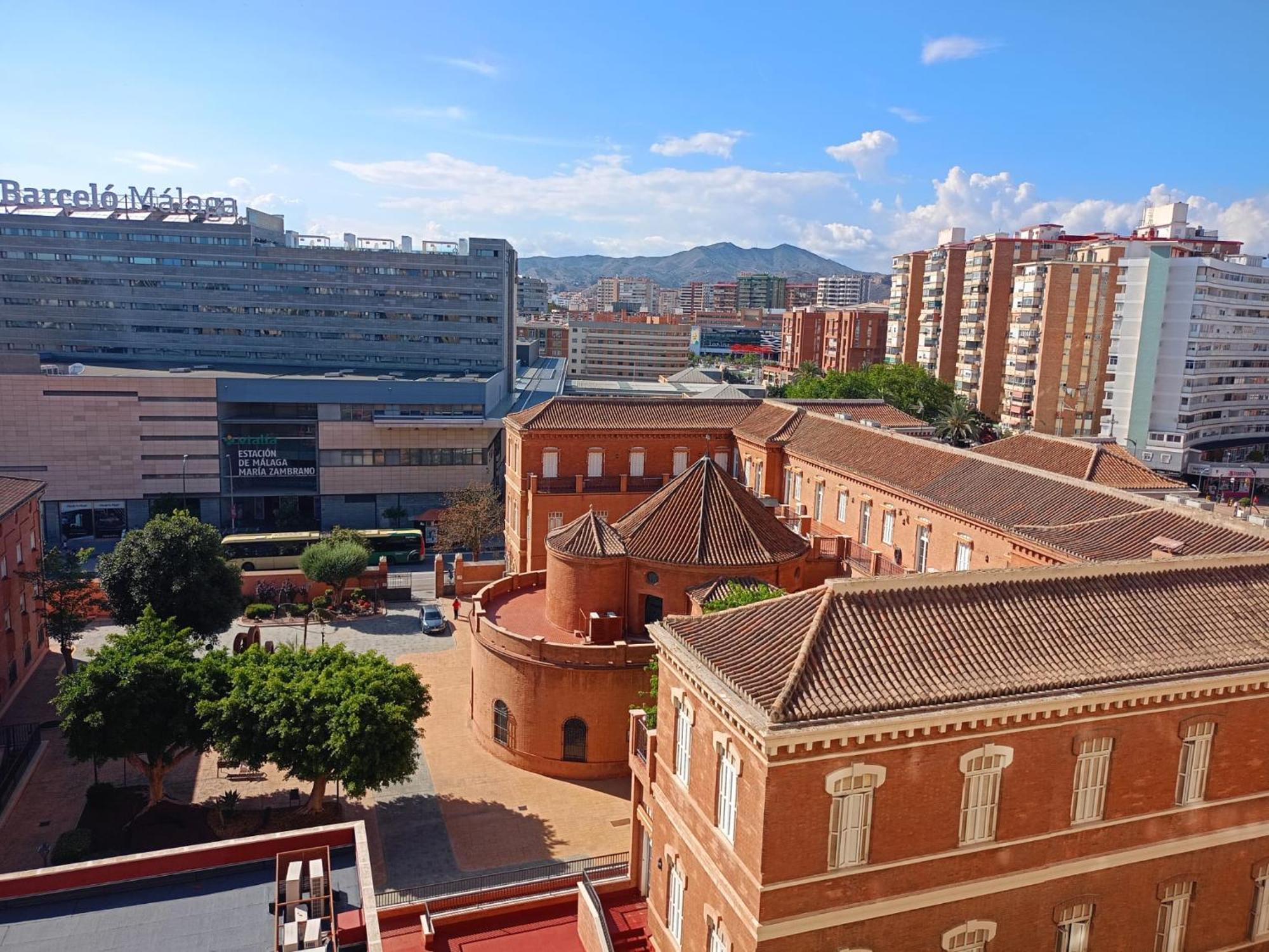 Habitacion Privada Centro Malaga Cerca Tren Maria Zambrano Y Playa Muy Buena Conexion Wifi Екстер'єр фото